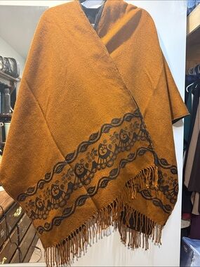 Fringed Floral Pattern Wrap Poncho in Rust